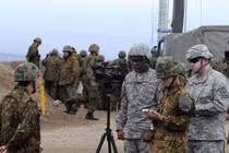 Quân đội Mỹ và Nhật Bản trong một cuộc tập trận năm 2014 (Ảnh: US Army)