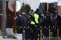 Các nhà điều tra bước vào lối vào dinh thự của Tổng thống Yoon Suk Yeol ở Seoul vào ngày 3/1 để thi hành lệnh bắt giữ ông. Ảnh: Yonhap.