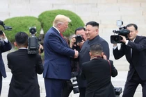 Nhà lãnh đạo Triều Tiên Kim Jong-un gặp Tổng thống Mỹ Donald Trump bên trong khu phi quân sự (DMZ), ngày 30/6/2019. Ảnh: Getty.