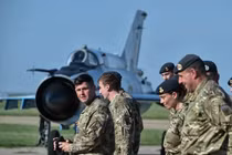 Ngôi làng trước cửa ngõ Ukraine sắp trở thành căn cứ không quân lớn nhất châu Âu của NATO, trong lúc Nga thề sẽ đi 'đến cùng' trong cuộc chiến (Ảnh: Business Insider)