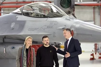 Tổng thống Ukraine Volodymyr Zelensky (giữa) tạo dáng trước máy bay chiến đấu F-16 trong chuyến thăm Bỉ vào tháng 5/2024. Ảnh: Getty.