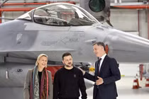 Tổng thống Ukraine Volodymyr Zelensky (giữa) tạo dáng trước máy bay chiến đấu F-16 trong chuyến thăm Bỉ vào tháng 5/2024. Ảnh: Getty.