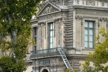 Bức ảnh này cho thấy một chiếc thang được bọn cướp sử dụng để vào Bảo tàng Louvre, trên phố Quai Francois Mitterrand, ở Paris vào ngày 19/10. Ảnh: AFP.