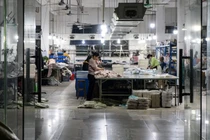 Công nhân tại một xưởng may ở làng Tangbudong ở Quảng Châu, Quảng Đông, Trung Quốc vào ngày 7/4. Ảnh: Getty.