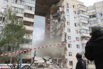 Lực lượng cứu hộ trước một tòa nhà dân cư bị hư hại do cuộc tấn công của Ukraine ở Belgorod, Nga (Ảnh: Sputnik)