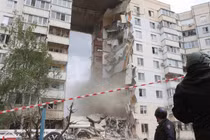 Lực lượng cứu hộ trước một tòa nhà dân cư bị hư hại do cuộc tấn công của Ukraine ở Belgorod, Nga (Ảnh: Sputnik)