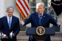 Tổng thống Mỹ Donald Trump và Chủ tịch Fed Jerome Powell. Ảnh: Reuters.