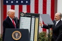 Tòa phúc thẩm Mỹ đã khôi phục lại thuế quan của Tổng thống Donald Trump. Ảnh: Reuters.