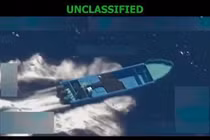 Ảnh chụp màn hình đoạn video do Bộ trưởng Quốc phòng Mỹ Pete Hegseth đăng tải trên tài khoản X của ông vào ngày 22/10, cho thấy Mỹ tấn công một tàu do một "tổ chức khủng bố buôn bán ma túy" điều hành ở Đông Thái Bình Dương. Ảnh: AFP.