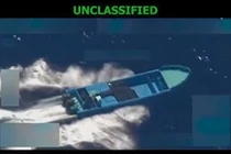 Ảnh chụp màn hình đoạn video do Bộ trưởng Quốc phòng Mỹ Pete Hegseth đăng tải trên tài khoản X của ông vào ngày 22/10, cho thấy Mỹ tấn công một tàu do một "tổ chức khủng bố buôn bán ma túy" điều hành ở Đông Thái Bình Dương. Ảnh: AFP.