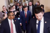 Chủ tịch Hạ viện Mỹ Mike Johnson đi bộ giữa đám đông giới truyền thông, khi các thành viên Hạ viện trở về Washington sau 53 ngày nghỉ ngơi để bỏ phiếu về việc chấm dứt tình trạng đóng cửa chính phủ, ngày 12/11. Ảnh: Reuters.
