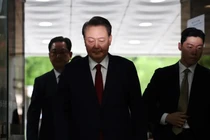 Cựu Tổng thống Hàn Quốc Yoon Suk-yeol đến tòa án để tham dự phiên điều trần xem xét lệnh bắt giữ ông theo yêu cầu của các công tố viên đặc biệt tại Seoul, Hàn Quốc, ngày 9/7. Ảnh: Reuters.