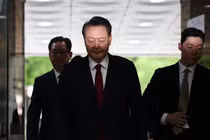 Cựu Tổng thống Hàn Quốc Yoon Suk-yeol đến tòa án để tham dự phiên điều trần xem xét lệnh bắt giữ ông theo yêu cầu của các công tố viên đặc biệt tại Seoul, Hàn Quốc, ngày 9/7. Ảnh: Reuters.