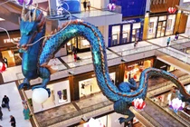 Thủ tướng Lý Hiển Long cho biết nhiều gia đình Trung Quốc coi đứa trẻ sinh vào năm Rồng là đặc biệt tốt lành (Ảnh: Reuters)