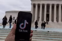 Logo TikTok được hiển thị trên điện thoại di động bên cạnh Tòa án Tối cao Mỹ, trong bức hình được chụp vào ngày 17/1. Ảnh: Reuters.