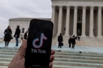 Logo TikTok được hiển thị trên điện thoại di động bên cạnh Tòa án Tối cao Mỹ, trong bức hình được chụp vào ngày 17/1. Ảnh: Reuters.