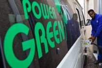 Một công nhân sạc xe buýt nhỏ chạy điện tại một nhà máy ở Addis Ababa, Ethiopia (Ảnh: CNN)