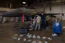 Một máy bay chiến đấu F-16 đang được sửa chữa tại căn cứ không quân Misawa, Nhật Bản ngày 18/8/2018 (Ảnh: Getty)