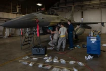 Một máy bay chiến đấu F-16 đang được sửa chữa tại căn cứ không quân Misawa, Nhật Bản ngày 18/8/2018 (Ảnh: Getty)