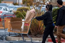 Lạm phát ở Mỹ giảm xuống mức thấp nhất trong 2 năm, giảm sức ép đối với Fed (Ảnh: MarketTimes)