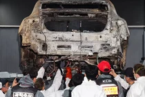 Giới chức Hàn Quốc kiểm tra một chiếc ô tô điện bị cháy ở bãi đậu xe ngầm của một khu chung cư ở thành phố Seoul, Hàn Quốc hôm 8/8 (Ảnh: Reuters)