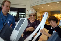 Một thư ký cho phép đoàn quan chức kiểm tra số phiếu trên máy bỏ phiếu điện tử ở Broomfield, Colorado, Mỹ tháng 10/2006 (Ảnh: Getty)