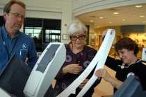 Một thư ký cho phép đoàn quan chức kiểm tra số phiếu trên máy bỏ phiếu điện tử ở Broomfield, Colorado, Mỹ tháng 10/2006 (Ảnh: Getty)