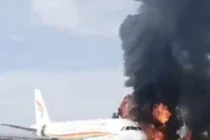 Ngọn lửa bao trùm phần bên trái máy bay Airbus A319-100 của hãng Tibet Airlines sáng 12/5 (Ảnh: SCMP).