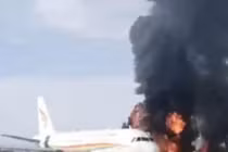 Ngọn lửa bao trùm phần bên trái máy bay Airbus A319-100 của hãng Tibet Airlines sáng 12/5 (Ảnh: SCMP).