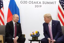 Tổng thống Nga Vladimir Putin gặp Tổng thống Mỹ Donald Trump bên lề hội nghị thượng đỉnh G20 ở Osaka, ngày 28/6/2019. Ảnh: RIA.