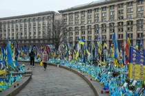 Đài tưởng niệm những người lính Ukraine đã ngã xuống tại Quảng trường Độc lập ở Kiev. Ảnh: Reuters.