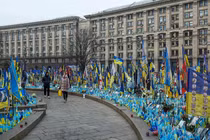 Đài tưởng niệm những người lính Ukraine đã ngã xuống tại Quảng trường Độc lập ở Kiev. Ảnh: Reuters.