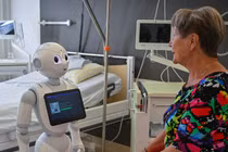 Sự tương tác trực tiếp giữa bệnh nhân mô phỏng và robot được thử nghiệm tại bệnh viện Carl-Thiem-Klinikum Cottbus ở Đức. Ảnh: Getty.