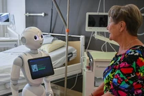 Sự tương tác trực tiếp giữa bệnh nhân mô phỏng và robot được thử nghiệm tại bệnh viện Carl-Thiem-Klinikum Cottbus ở Đức. Ảnh: Getty.