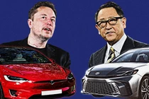 Giám đốc điều hành Tesla Elon Musk và Chủ tịch Toyota Akio Toyoda (Ảnh: Getty)