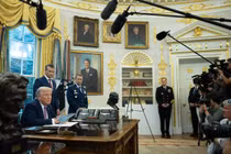 Tổng thống Mỹ Donald Trump cùng Bộ trưởng Chiến tranh Pete Hegseth và Tướng Dan Caine, Chủ tịch Hội đồng Tham mưu trưởng Liên quân có mặt tại Phòng Bầu dục. Ảnh: Washington Post.