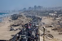 Người dân Palestine, những người phải di dời đến phía nam Gaza theo lệnh của Israel, di chuyển dọc theo một con đường khi họ trở về phía bắc, trong bối cảnh lệnh ngừng bắn giữa Israel và Hamas ở Gaza, ngày 11/10. Ảnh: Reuters.