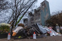 Nến điện thắp sáng tại đài tưởng niệm tạm thời ở Ternopil, Ukraine ngày 20/11. Ảnh: Reuters.