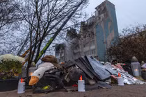 Nến điện thắp sáng tại đài tưởng niệm tạm thời ở Ternopil, Ukraine ngày 20/11. Ảnh: Reuters.