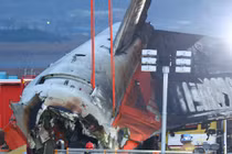 Lính cứu hỏa và nhân viên cứu hộ làm việc gần hiện trường vụ máy bay Boeing 737-800 của Jeju Air tại Sân bay quốc tế Muan vào ngày 29/12. Ảnh: AFP.