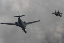 Máy ném bom B-1B Lancer của Không quân Mỹ (trái) cùng chiến đấu cơ F-15K của Hàn Quốc (Ảnh: Getty)
