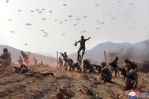 Các binh sĩ Triều Tiên tham gia biểu diễn trong quá trình huấn luyện các đơn vị chiến đấu trên không và đổ bộ, ngày 16/3/2024. Ảnh: KCNA.