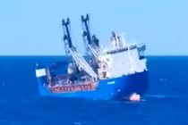 Tàu chở hàng của Nga Ursa Major bị chìm ở Tây Địa Trung Hải, ngày 23/12. Ảnh: RT.