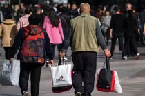Người tiêu dùng Trung Quốc đang được hưởng lợi từ lạm phát thấp, nhưng dữ liệu mới cho thấy tốc độ tăng trưởng vẫn yếu ở nền kinh tế lớn thứ hai thế giới (Ảnh: Getty)