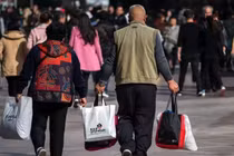 Người tiêu dùng Trung Quốc đang được hưởng lợi từ lạm phát thấp, nhưng dữ liệu mới cho thấy tốc độ tăng trưởng vẫn yếu ở nền kinh tế lớn thứ hai thế giới (Ảnh: Getty)