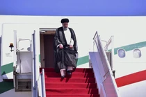 Tổng thống Iran Ebrahim Raisi đến Islamabad, Pakistan ngày 22/4/2024 (Ảnh: AP)