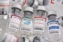 Nhiều nước đã và đang thực hiện chương trình tiêm mũi tăng cường vaccine COVID-19 để chống biến chủng Omicron (Ảnh: Reuters)