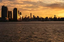 Các tòa nhà ven sông ở Williamsburg thuộc quận Brooklyn, thành phố New York, Mỹ. Ảnh: Reuters.