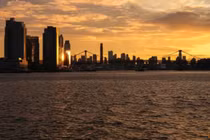 Các tòa nhà ven sông ở Williamsburg thuộc quận Brooklyn, thành phố New York, Mỹ. Ảnh: Reuters.