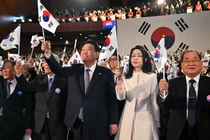 Tổng thống Hàn Quốc Yoon Suk Yeol và đệ nhất phu nhân Kim Keon Hee tham dự sự kiện Ngày Phong trào Độc lập tại Seoul vào ngày 1/3/2023. Ảnh: AFP.